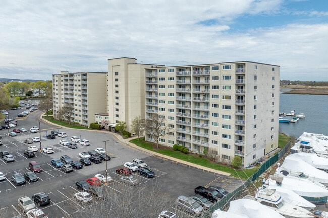 Captain Cove's Condominiums in Quincy, MA - Foto de edificio - Building Photo