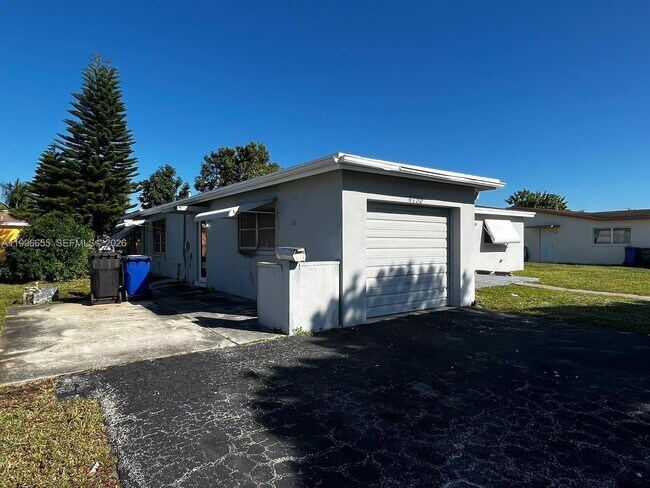 4753 NW 41st St in Lauderdale Lakes, FL - Building Photo - Building Photo