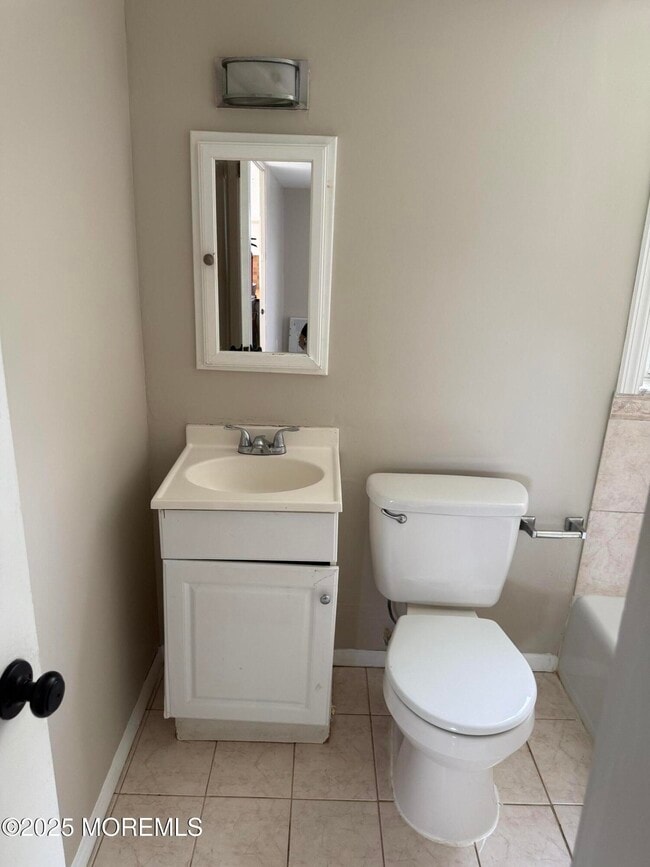 8 Kendall Dr in Sayreville, NJ - Building Photo - Building Photo