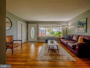 217 Bramber Dr in Broomall, PA - Foto de edificio - Building Photo