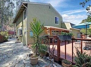 405 Cunningham Way in San Bruno, CA - Foto de edificio - Building Photo