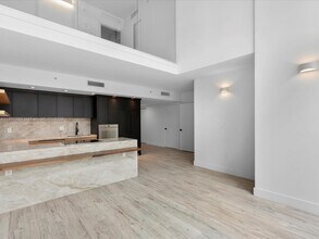92 SW 3rd St, Unit 704 in Miami, FL - Building Photo - Building Photo