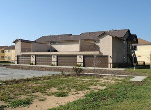 Eucalpytus Village II in Bakersfield, CA - Foto de edificio - Building Photo