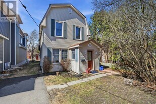 556 Melbourne Ave in Ottawa, ON - Building Photo