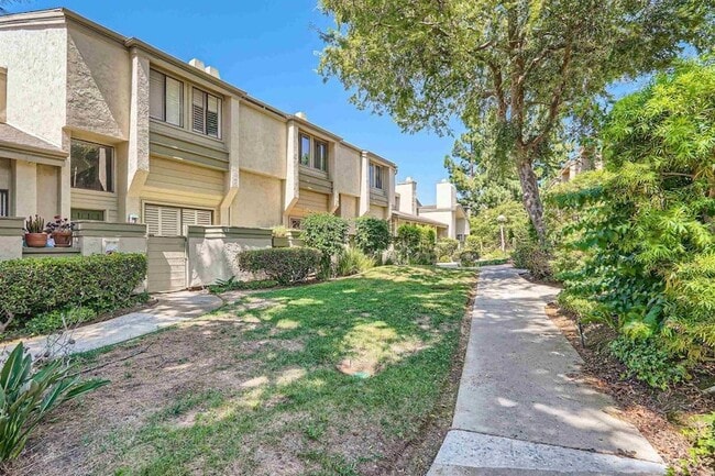 3253 Caminito Eastbluff in San Diego, CA - Foto de edificio - Building Photo