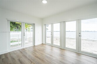 1850 S Treasure Dr in North Bay Village, FL - Foto de edificio - Building Photo