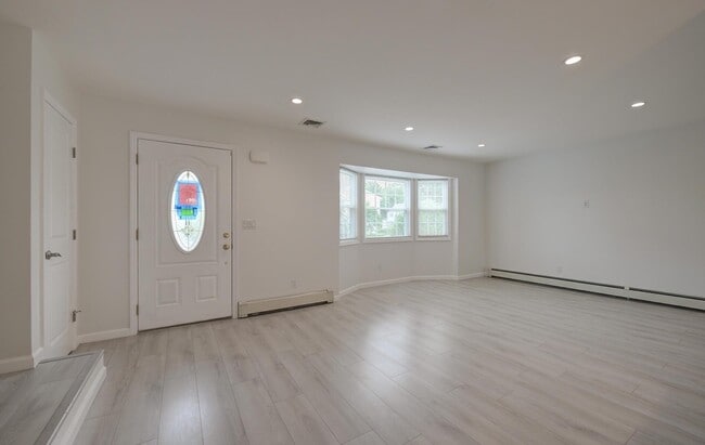 3 Dartmouth Dr in Glen Cove, NY - Building Photo - Building Photo