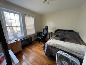 2572 Massachusetts Ave, Unit 1 in Cambridge, MA - Building Photo - Building Photo