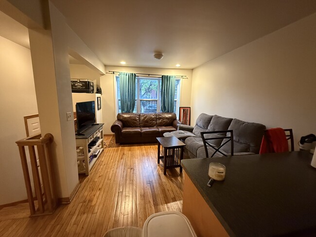 1446 N Leavitt St, Unit 1F in Chicago, IL - Foto de edificio - Building Photo