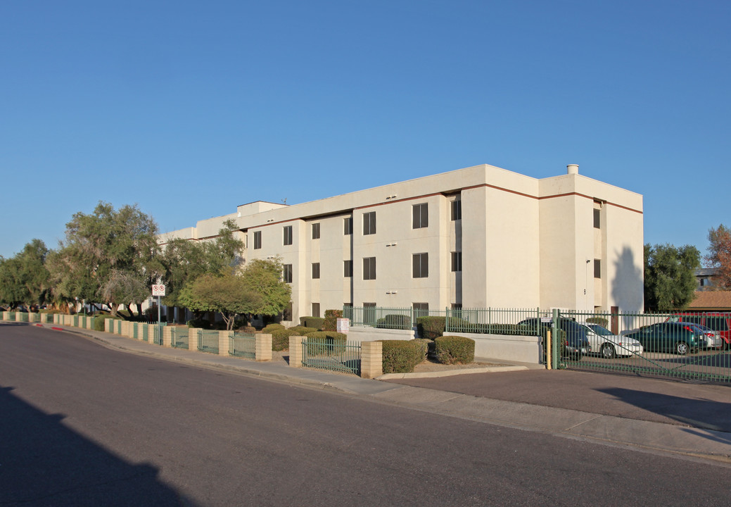 Tanner Terrace in Glendale, AZ - Building Photo