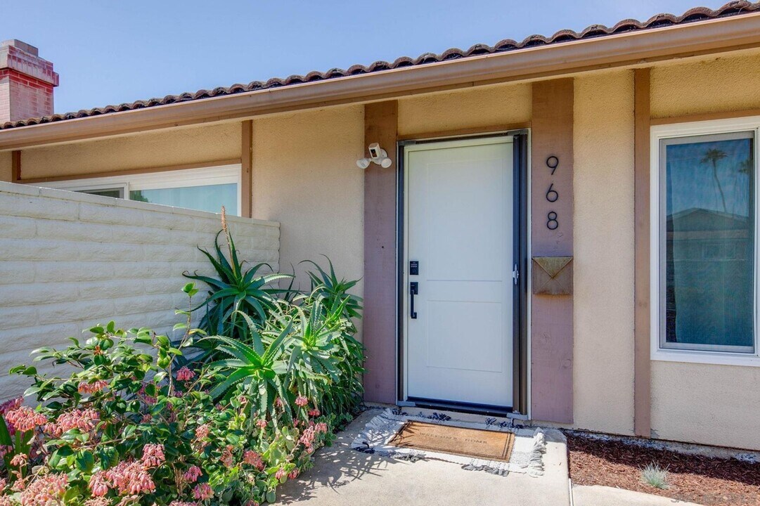 968 La Fiesta Way in San Marcos, CA - Foto de edificio