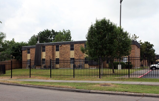 Missionary Village in Houston, TX - Foto de edificio - Building Photo