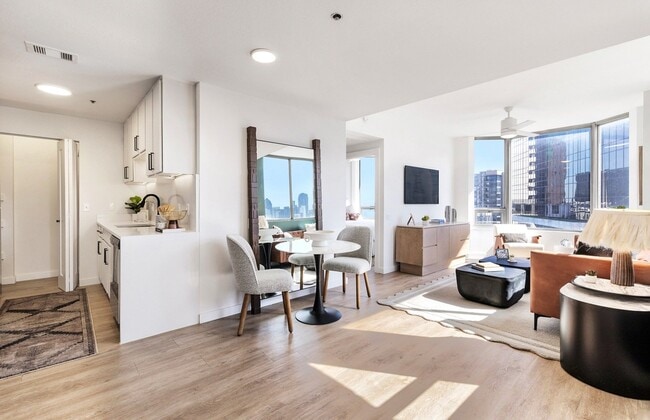 Whitney Uptown in Dallas, TX - Foto de edificio - Building Photo