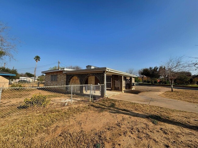 3413 N Buena Vista Ave in Laredo, TX - Building Photo - Building Photo