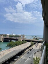 420 E Waterside Dr in Chicago, IL - Foto de edificio - Building Photo