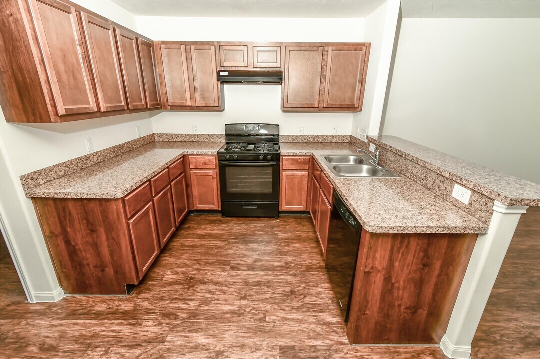 21202 Grand Field Ct in Humble, TX - Foto de edificio