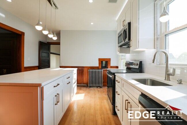 81 Orange St, Unit 3 in Waltham, MA - Building Photo - Building Photo