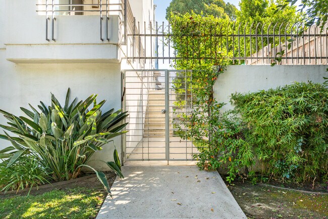 15054-15058 Magnolia Blvd in Sherman Oaks, CA - Building Photo - Building Photo