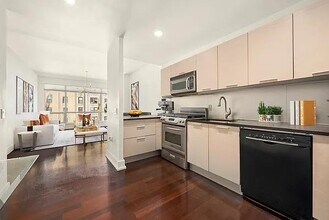 350 W 42nd St in New York, NY - Foto de edificio - Building Photo