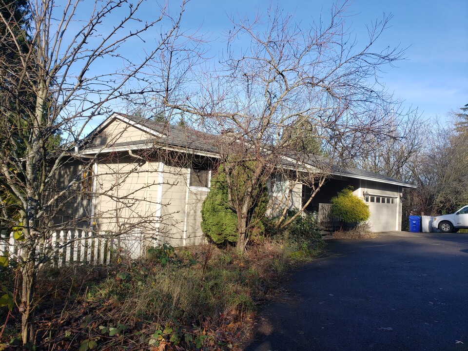 13813 SE Schiller St, Unit Master bedroom in Portland, OR - Building Photo