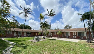 2220 Hayes St in Hollywood, FL - Building Photo - Building Photo