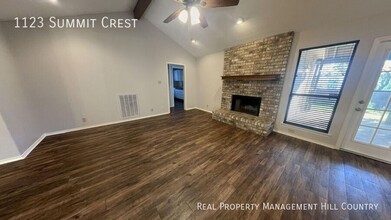 1123 Summit Crest in San Antonio, TX - Building Photo - Building Photo