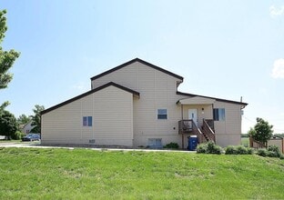 345 Spruce St, Unit B in Springfield, NE - Foto de edificio - Building Photo