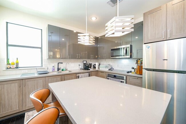 2401 Crawford St in Houston, TX - Building Photo - Building Photo