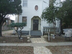 303 Howard St., Unit Apt 201 in San Antonio, TX - Building Photo