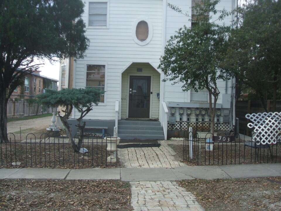 303 Howard St., Unit Apt 201 in San Antonio, TX - Building Photo