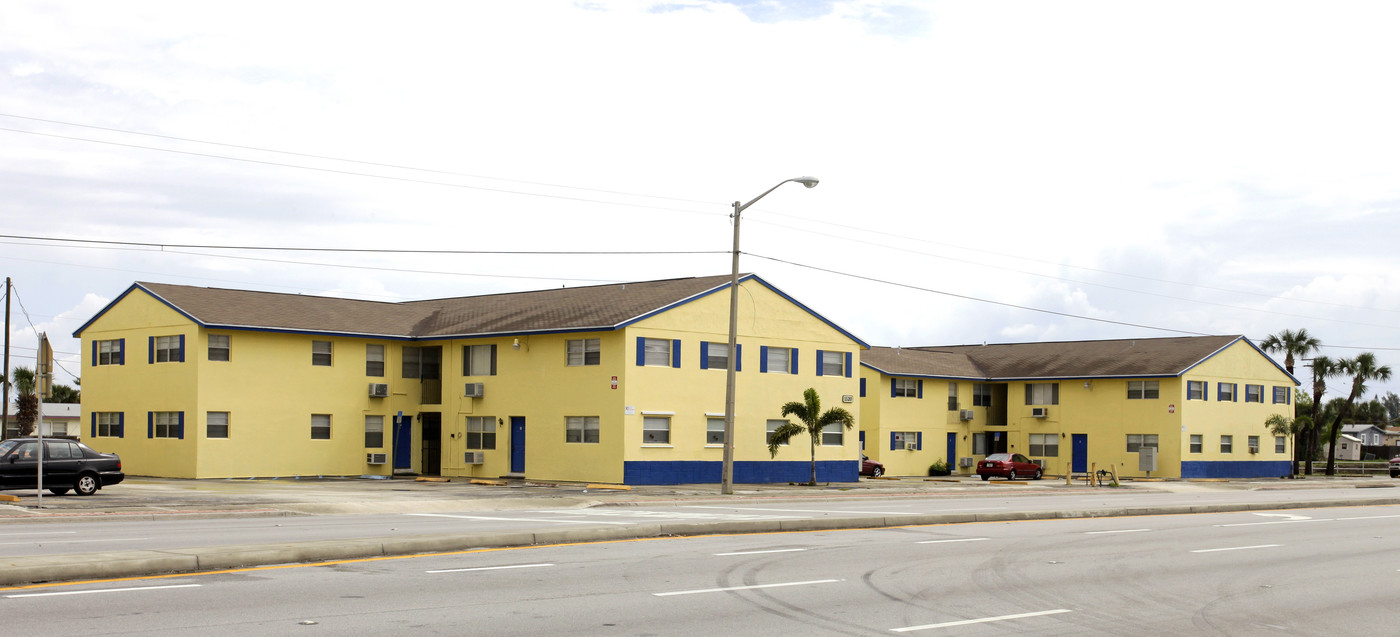 Blue Heron Apartments in West Palm Beach, FL - Building Photo