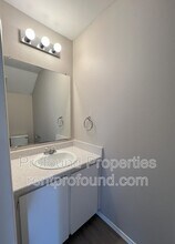 1448 NE Thomas Ct in Hillsboro, OR - Foto de edificio - Building Photo