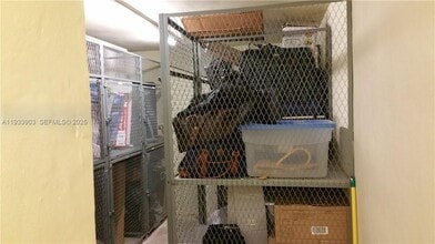 220 Lakeview Dr in Weston, FL - Building Photo - Building Photo