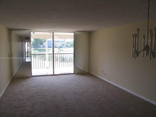 7210 Lake Cir Dr in Margate, FL - Building Photo - Building Photo