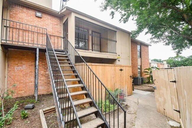 10100 S Gessner Rd in Houston, TX - Building Photo - Building Photo