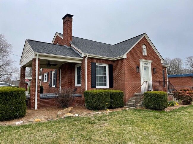 2405 S Fayetteville St in Asheboro, NC - Foto de edificio - Building Photo