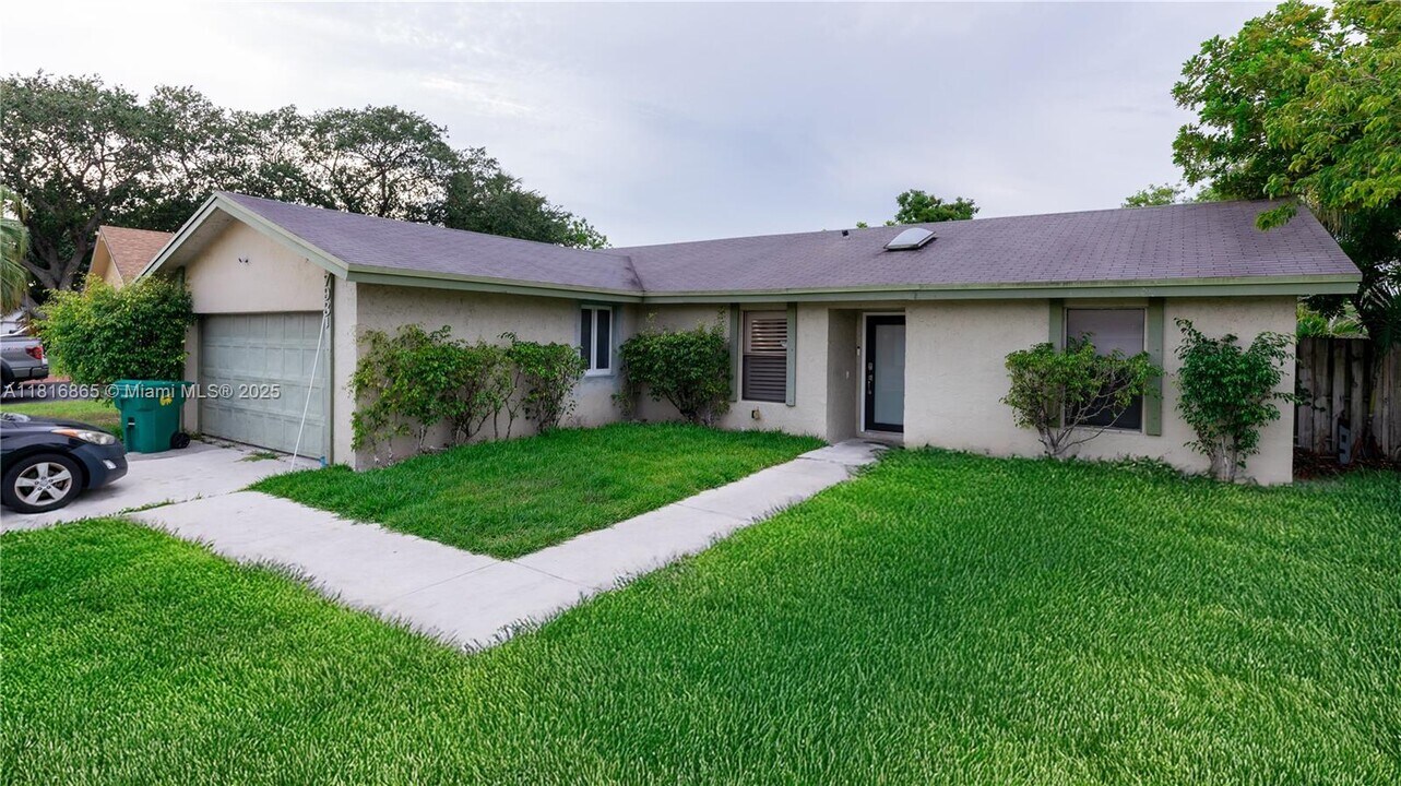 7931 NW 44th Ct in Lauderhill, FL - Building Photo