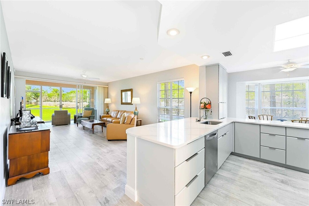 651 Wiggins Lake Dr in Naples, FL - Building Photo
