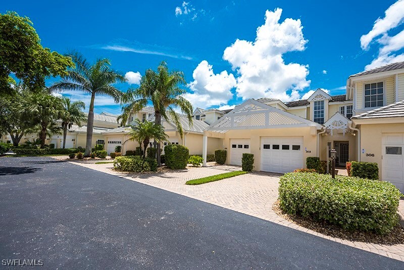 8540 Mystic Greens Way in Naples, FL - Building Photo