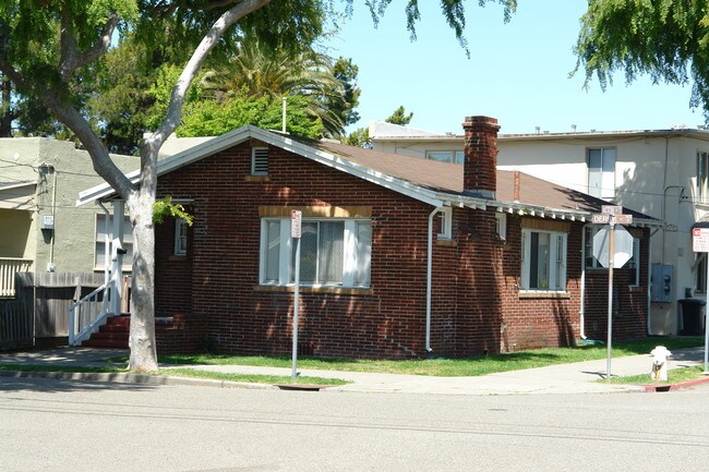 1349 Derby St in Berkeley, CA - Foto de edificio - Building Photo
