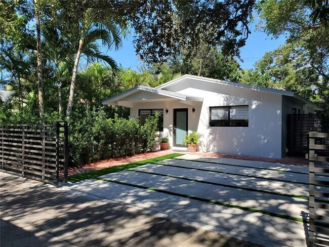 77 NE 43rd St in Miami, FL - Building Photo - Building Photo