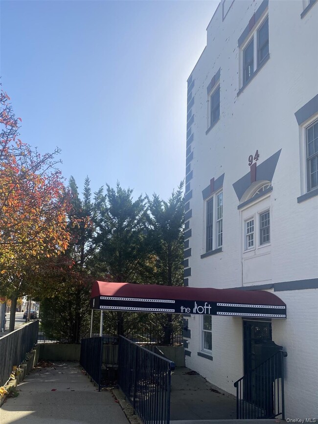 94 4th Ave in Bay Shore, NY - Building Photo - Building Photo