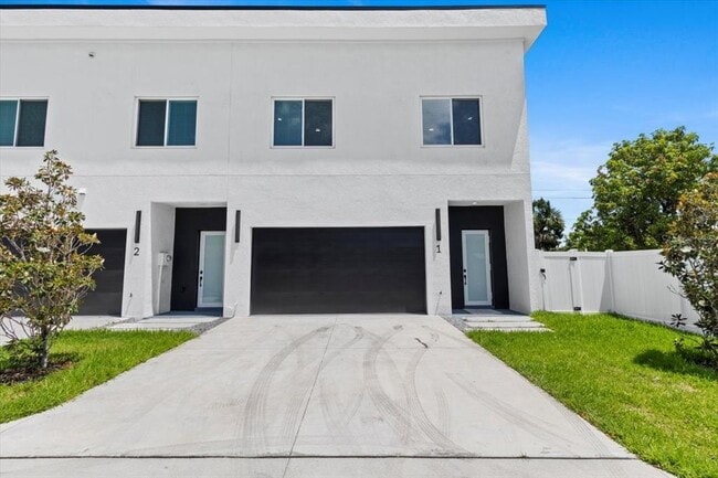 property at 2608 W Columbus Dr