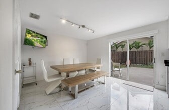 18821 NW 84th Ct in Hialeah, FL - Building Photo - Building Photo