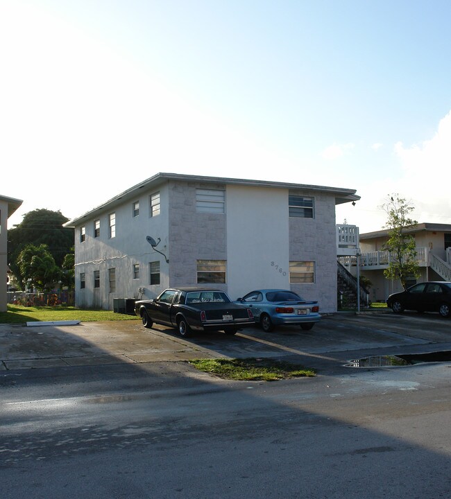 3760 SW 59th Ave in Fort Lauderdale, FL - Foto de edificio - Building Photo