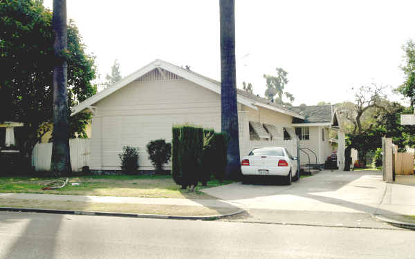 450-456 E Alvarado St in Pomona, CA - Foto de edificio