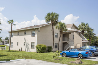 Bowling Green Apartments in Ft. Myers, FL - Building Photo - Building Photo