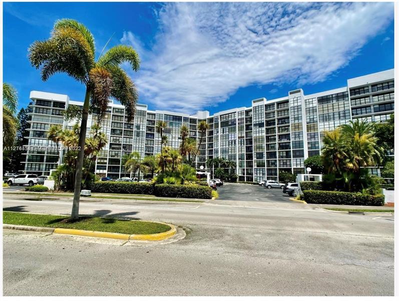 800 Parkview Dr, Unit 106 in Hallandale Beach, FL - Foto de edificio