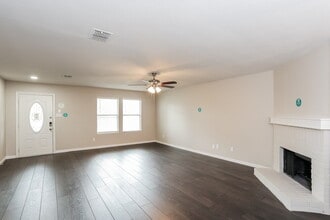 6019 Guilia Dr in Grand Prairie, TX - Foto de edificio - Building Photo