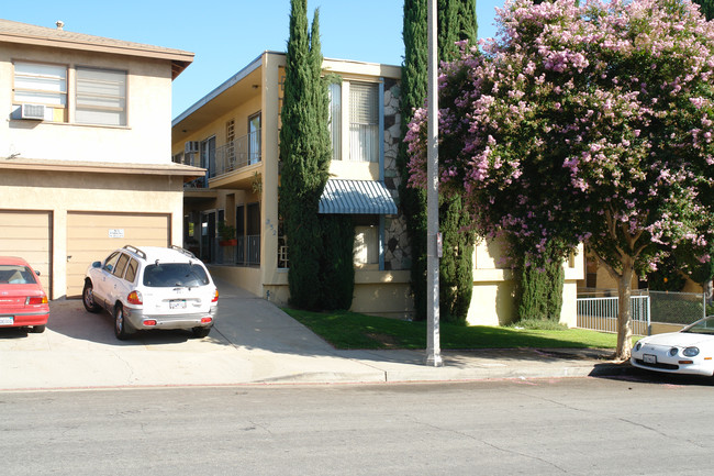 332 Cornell Dr in Burbank, CA - Foto de edificio - Building Photo